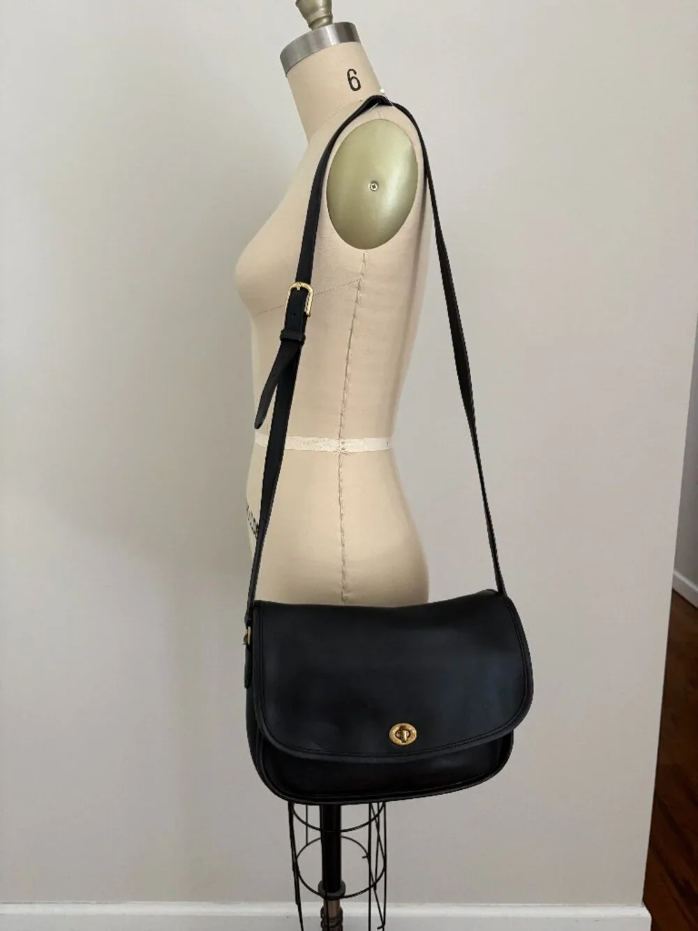 Vintage Coach Black Leather City Bag 9790 Crossbody Turnlock Messenger Classic